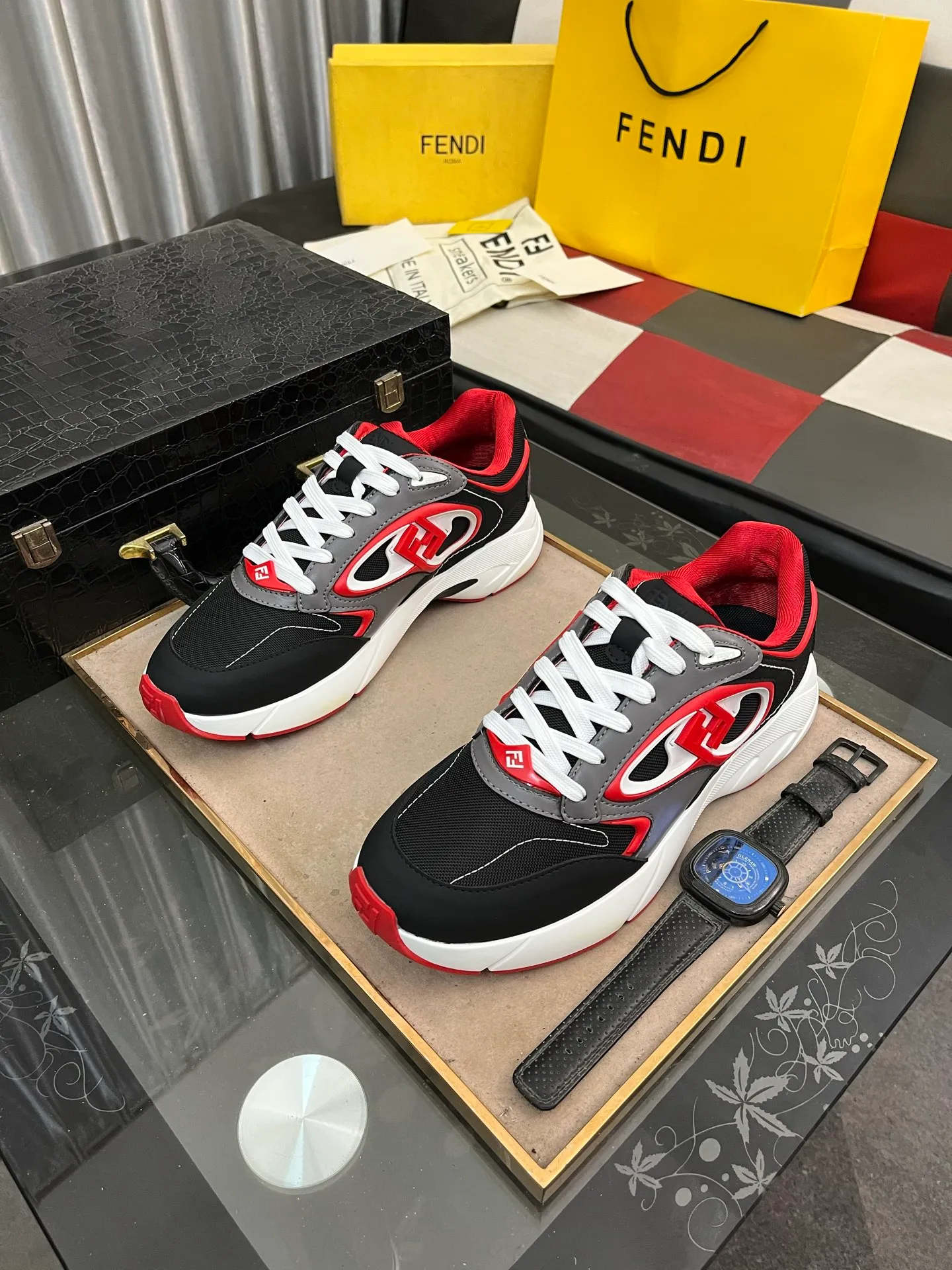 Men's Men's Shoes 💰760⌚️⌚️(Higher version) [Fendi] Fendi's latest casual shoes for men! Available at counters simultaneously! A one-to-one replica of the original. Made entirely of imported top-grain calfskin, the interior is made of top-grain water-dyed cowhide, and the original factory-supplied rubber outsole. Leading new fashion concepts. Matching code: 38-44. 45 can be customized and non-returnable! 3️⃣colors available